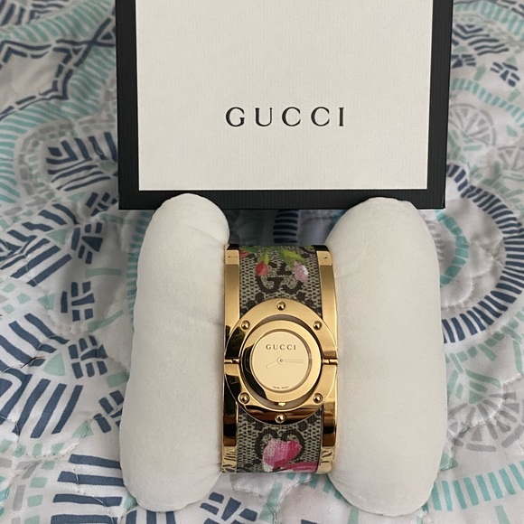 NWT Authentic Gucci Bracelet Watch Gold - Picture 5 of 11
